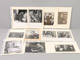 plusieurs vieilles photographies en noir et blanc représentant des hommes et des femmes assis sur une table