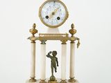 une horloge posée sur une table