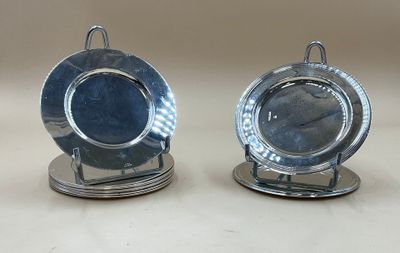 deux assiettes en argent ornées d'une horloge, posées sur une table