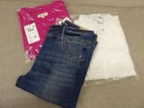 un jean et un t-shirt, assis sur un canapé