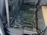 une cage pour chien sur la banquette arrière d'une voiture