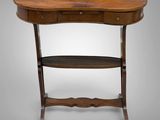 une table en bois surmontée d'une étagère