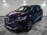 la voiture noire est garée sur un sol en damier dans le garage