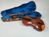 un violon dans un étui avec un archet à l'intérieur