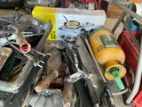 un grand nombre d'outils posés sur une table