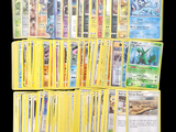 beaucoup de cartes pokemon sur la table