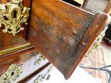 une commode en bois munie d'une poignée dorée
