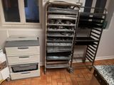 une cuisine équipée d'une cuisinière, d'un four, d'un micro-ondes et d'autres appareils électroménagers