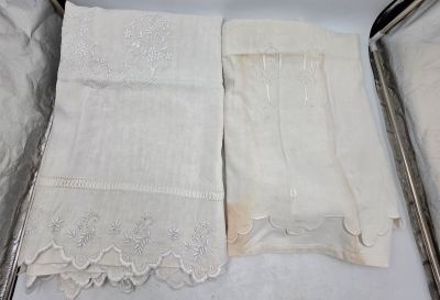 622 / CH-C10 / Lot de 2 draps : l'un ajouré et monogram…