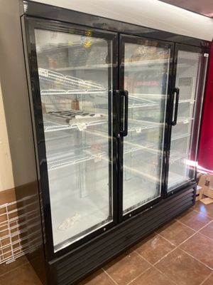 un réfrigérateur placé au milieu d'une pièce
