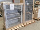 Les cartons et les palettes sont empilés sur des palettes dans un entrepôt