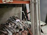 un tas de bois posé sur une étagère dans un garage