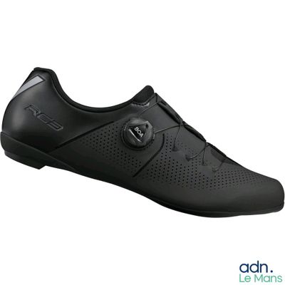 gros plan d'une paire de chaussures noires sur fond blanc