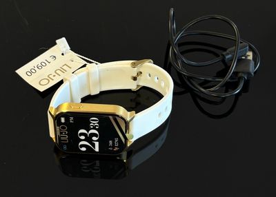 une montre connectée posée sur une table