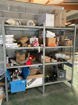 de nombreux cartons et boîtes sur les étagères du garage