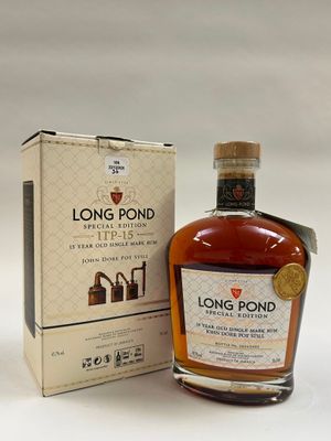une bouteille de bourbon « Long Pond Small Batch » posée devant une boîte