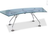 une image d'une table en verre avec des pieds en métal et un plateau en verre