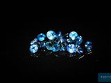 un ensemble de saphirs bleus posés sur une surface noire
