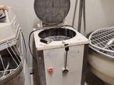 une machine qui se trouve dans une pièce équipée d'un ventilateur