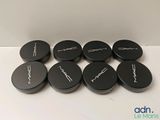 Les produits Mac Cosmetics sont présentés sur un fond blanc
