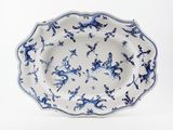 une assiette bleue et blanche ornée de fleurs bleues
