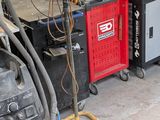 une machine qui se trouve dans un garage avec d'autres machines