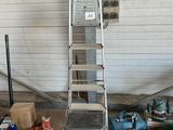 une échelle métallique qui se trouve dans un garage
