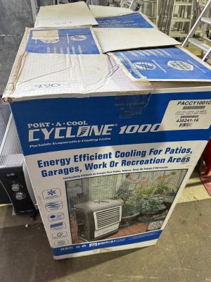 une boîte posée sur une table