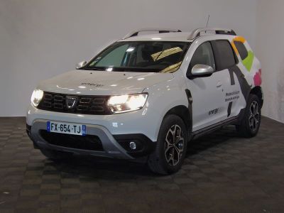 une photo d'une Dacia blanche garée dans un showroom