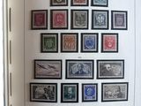 la photo d'un livre sur lequel sont apposés des timbres