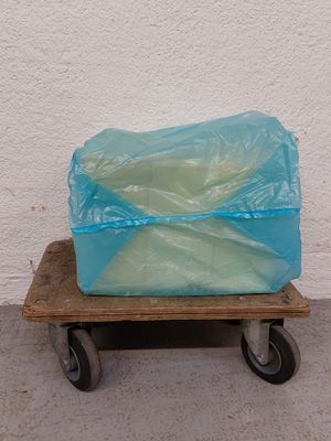 un chariot sur lequel est posé un sac en plastique