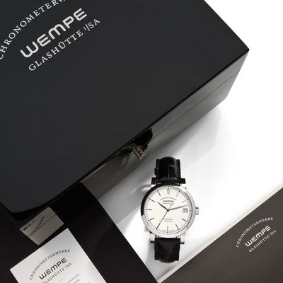 une image représentant une montre en noir et blanc posée sur une boîte noire