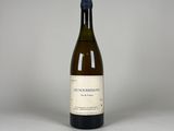 une bouteille de vin posée sur une table