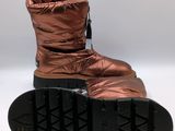 women ' s winter boots with zippers on top of them