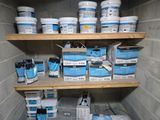 de nombreux pots de peinture bleue et blanche sur les étagères