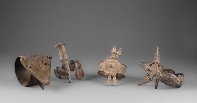 un ensemble de quatre figurines en bronze représentant des animaux et des oiseaux
