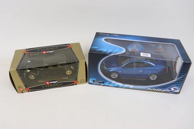 une boîte contenant une petite voiture posée sur une table