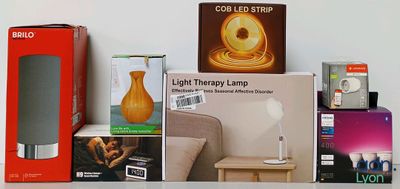de nombreux objets différents posés sur une table