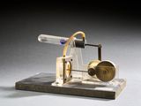 une petite maquette de machine à vapeur posée sur une table