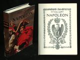 deux livres sont posés l'un à côté de l'autre sur une table