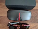 Lunettes de soleil Prada neuves, avec leur boîte et leur étui