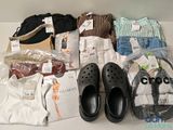 beaucoup de vêtements et de chaussures posés sur une table