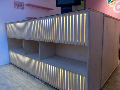 Lot d'agencement d'un magasin de CBD comprenant : - Comptoir…