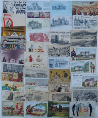 une photo montrant un tas de vieilles cartes postales accrochées au mur
