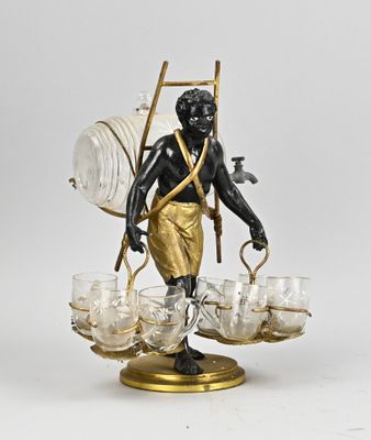 une image représentant la statue d'un homme tenant un panier rempli de verres à vin posé sur un socle