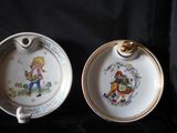 deux assiettes posées côte à côte sur une table