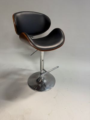 tabouret de bar en cuir noir avec piètement chromé et repose-pieds