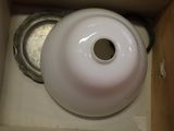 un vase blanc posé dans une boîte sur une table