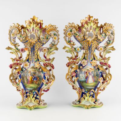 deux vases décorés d'une peinture, placés l'un à côté de l'autre