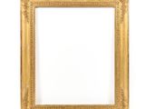 un cadre doré sur un mur blanc, avec un fond blanc